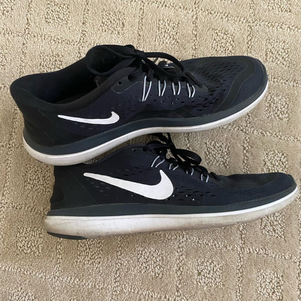 Black Nike tennis shoes